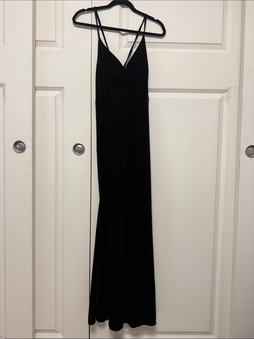 Elegant Black Velvet Spaghetti-Strap Maxi Dress lace back